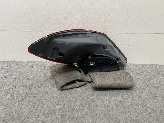新品!Cクラス W205 純正 右 テールランプ/ライト/レンズ LED A2059061457 A205906145764 メルセデスベンツ(144271)