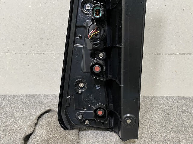 セレナ ハイウェイスター/X/XV/C28/NC28/GC28 e-POWER/オーテック/FC28/FNC28/GFC28 純正 右 テールランプ LED 220-2379Y(144337)