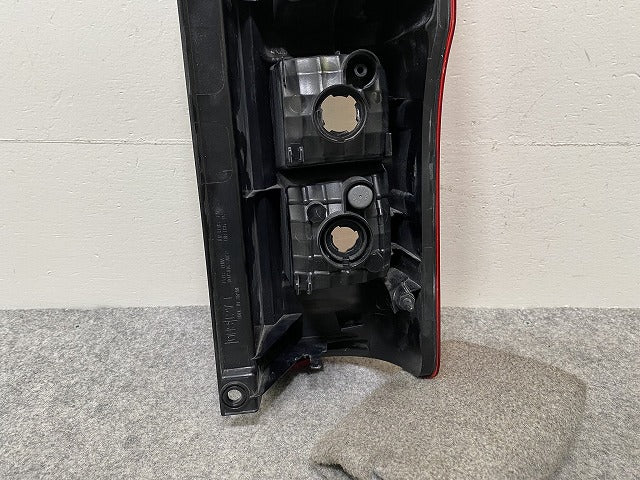 キャラバン NV350 標準/ワイド/ライダー/GX E26 純正 後期 左 テールランプ/ライト/レンズ ハロゲン ICHIKOH D208 26559-5YE5A(144397)
