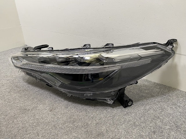 カローラ クロス ZSG10/MXGA10 ハイブリッド/ZVG11/ZVG15/ZVG13/ZVG16 純正 左 ヘッドライト LED 刻印Z 16-177 81150-16810(144451)