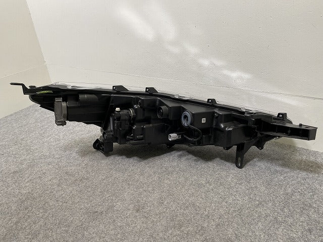 カローラ クロス ZSG10/MXGA10 ハイブリッド/ZVG11/ZVG15/ZVG13/ZVG16 純正 左 ヘッドライト LED 刻印Z 16-177 81150-16810(144451)