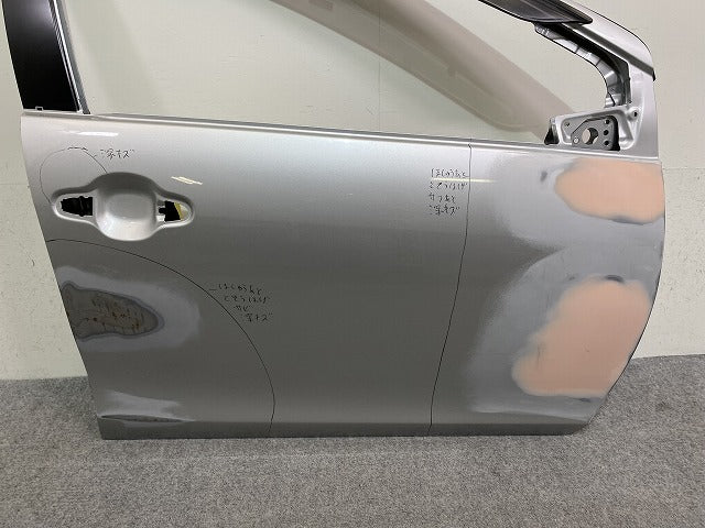アクア/AQUA NHP10 純正 右 フロント ドア バイザー付 シルバーメタリック 1F7 トヨタ(144485)