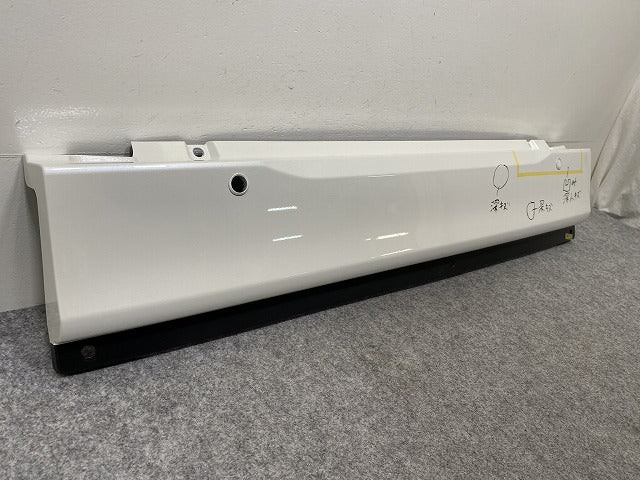 ヴォクシー/ノア/ウェルキャブ 90系/ZWR90W/ZWR95W/MZRA90W/MZRA95W 純正 リア バンパー/センター 52159-V1070/80 ホワイトパール(144552)