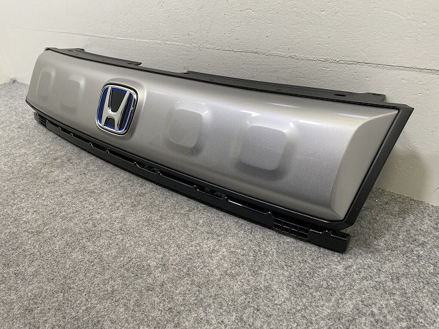 新車取り外し!フリード クロスター GT2/GT4 e:HEV/GT6/GT8 純正 フロント グリル/ラジエーターグリル 71202-33F-N01-M1 シルバー(144617)
