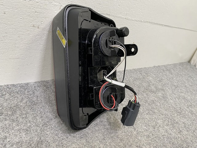 新品!ジープ ラングラー JK36S 純正 右 テールランプ/ライト/レンズ ハロゲン 55078146AG 55078146AG クライスラー(144651)