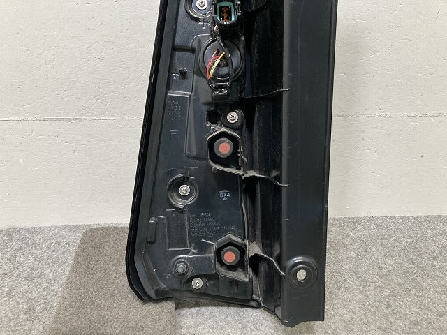 セレナ C28/NC28/FC28/FNC28 e-POWER/GC28/GFC28 純正 右 テールランプ/ライト/レンズ LED KOITO 220-2379Y 日産(144671)