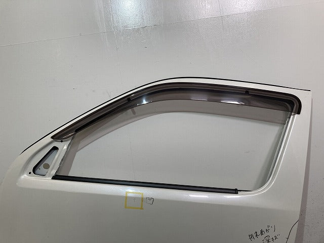 キャラバン NV350 E26 純正 左 フロント ドア バイザー付 ピュアホワイトパール QAC 日産(144727)