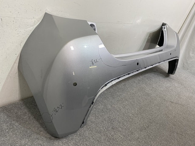 ヤリス KSP210/MXPA10/MXPA15 ハイブリッド/MXPH10/MXPH15 MXPH14/MXPH17 純正 リア バンパー 52159-K0010/20/50 シルバー(144732)