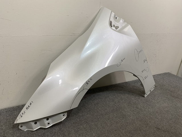 プリウス 50系/ZVW50/ZVW51/ZVW55/プリウス PHV ZVW52 純正 左 フロント フェンダー プラチナホワイトパールマイカ 089 トヨタ(144833)