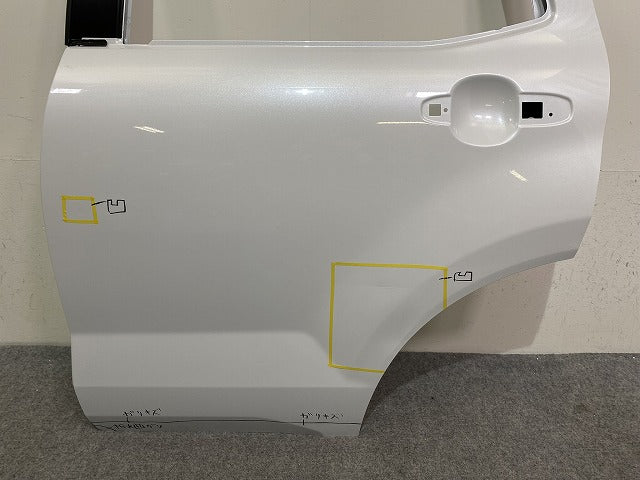 ライズ/ロッキー/レックス Z/G/A200/A210/A201/A202/A/S/F 純正 左 リア ドア バイザー付 シャイニングホワイトパール W25 トヨタ(144872)