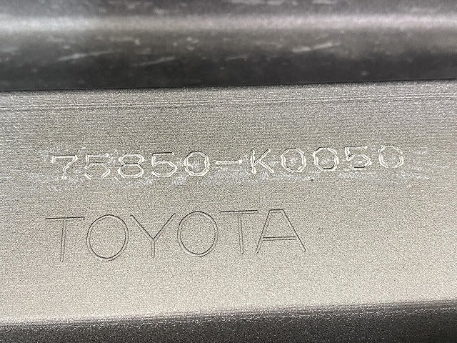 ヤリス KSP210/MXPA10/15/MXPH10/15/14/17 純正 右 サイドステップ/サイドスカート 75850-K0050 シルバーメタリック 1L0(145005)