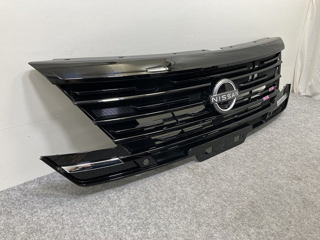 セレナ C28/NC28/FC28/FNC28 e-POWER/GC28/GFC28 純正 フロント グリル/ラジエーターグリル カメラ穴付 62310 7DA0A/62310 7DA1A(145081)