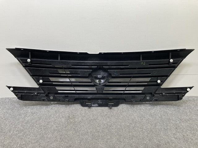 セレナ C28/NC28/FC28/FNC28 e-POWER/GC28/GFC28 純正 フロント グリル/ラジエーターグリル カメラ穴付 62310 7DA0A/62310 7DA1A(145081)