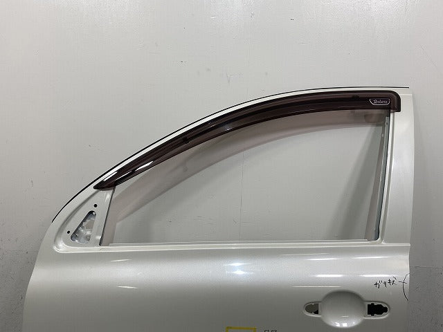 マーチ K13 純正 左 フロント ドア バイザー付 ブリリアントホワイトパール QAB 日産(145167)
