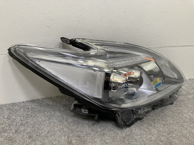ジャンク!プリウス 30系/ZVW30 純正 右 ヘッドライト/ランプ キセノン HID レベライザー KOITO 47-49 トヨタ(145248)