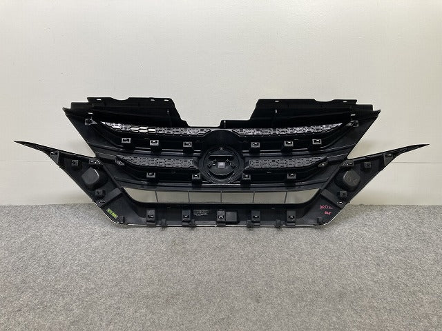 セレナ/ハイウェイスター C27/GFC27/GFNC27 純正 前期 フロント グリル/ラジエーターグリル 62310 5TF0A/B ブラック ソリッド 日産(145261)