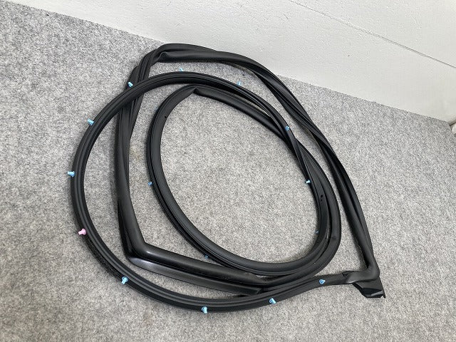 新品!フリード GT1/GT2/GT3/GT4/GT5/GT6/GT7/GT8 純正 右 フロント ドア ウェザーストリップ 72310-33F-003 ホンダ(145301)