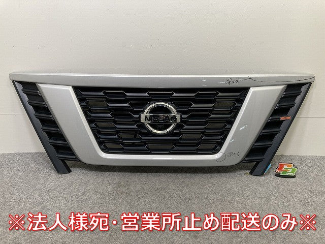 キャラバン NV350 E26 純正 後期 フロント グリル/ラジエーターグリル カメラ付 62310 5YE0A/5YE1A シルバー メタリック 日産(145312)
