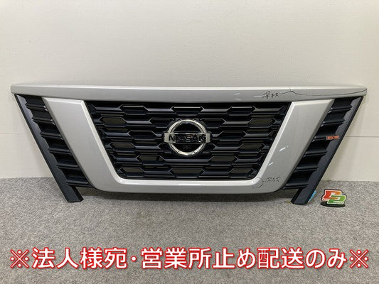 キャラバン NV350 E26 純正 後期 フロント グリル/ラジエーターグリル カメラ付 62310 5YE0A/5YE1A シルバー メタリック 日産(145312)