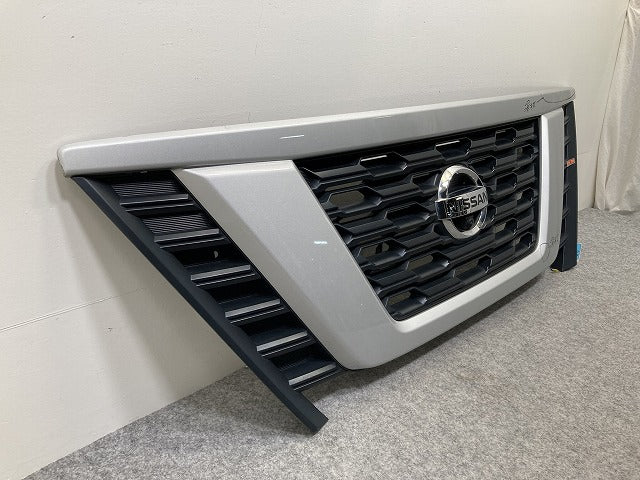 キャラバン NV350 E26 純正 後期 フロント グリル/ラジエーターグリル カメラ付 62310 5YE0A/5YE1A シルバー メタリック 日産(145312)