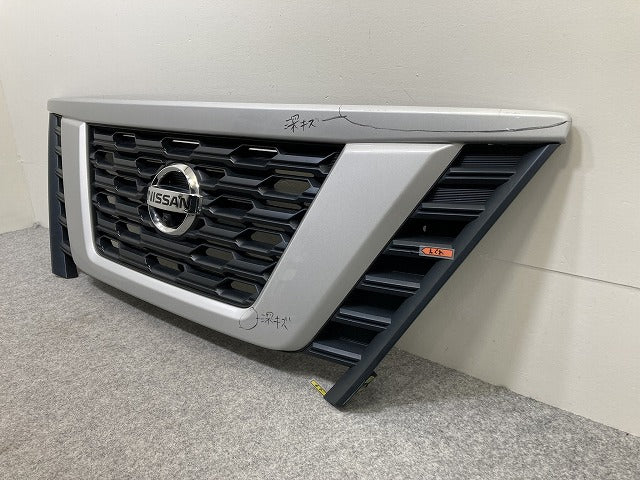 キャラバン NV350 E26 純正 後期 フロント グリル/ラジエーターグリル カメラ付 62310 5YE0A/5YE1A シルバー メタリック 日産(145312)