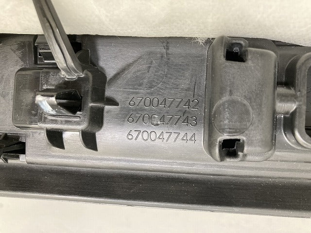 レヴァンテ MLE30E/MLE30D/MLE30A 純正 右 フロント スカッフプレート 670047742 素地 マセラティ(145328)
