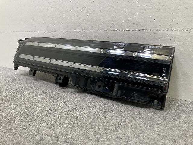ヴォクシー VOXY 90系/ZWR90W/ZWR95W/MZRA90W/MZRA95W 純正 右 テールランプ/ライト/レンズ LED 刻印BR KOITO V1-9 メッキ トヨタ(145360)
