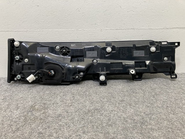 ヴォクシー VOXY 90系/ZWR90W/ZWR95W/MZRA90W/MZRA95W 純正 右 テールランプ/ライト/レンズ LED 刻印BR KOITO V1-9 メッキ トヨタ(145360)