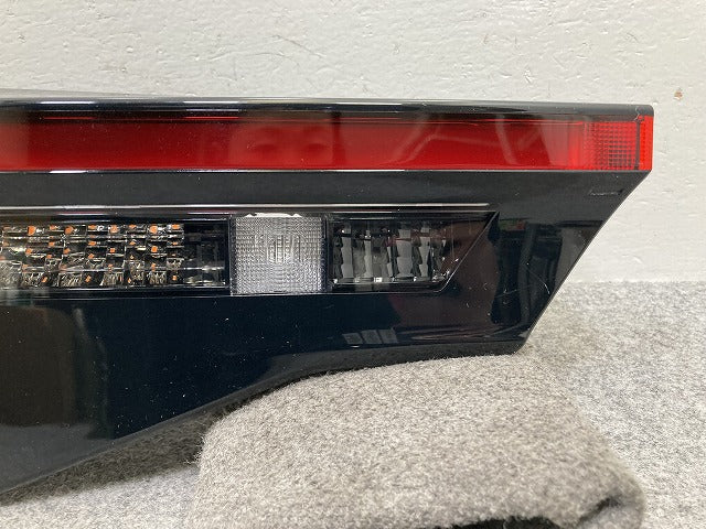 ヤリスクロス MXPB10/MXPB15 ハイブリッド/MXPJ10/MXPJ15 純正 左 テールランプ/ライト LED 刻印V2 ICHIKOH 52-332 81591-52421(145412)