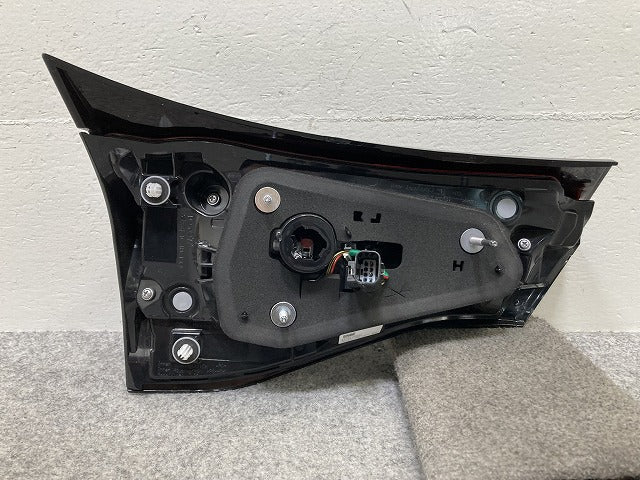 ヤリスクロス MXPB10/MXPB15 ハイブリッド/MXPJ10/MXPJ15 純正 右 テールランプ/ライト LED 刻印V2 ICHIKOH 52-332 81581-52421(145413)