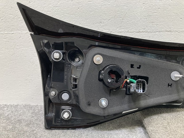 ヤリスクロス MXPB10/MXPB15 ハイブリッド/MXPJ10/MXPJ15 純正 右 テールランプ/ライト LED 刻印V2 ICHIKOH 52-332 81581-52421(145413)