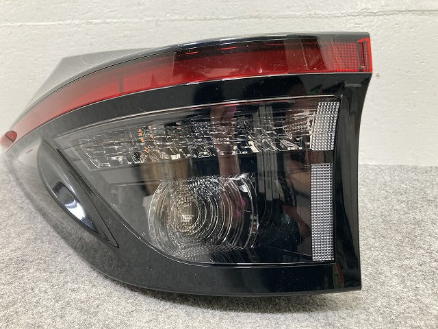 ヤリスクロス MXPB10/MXPB15 ハイブリッド/MXPJ10/MXPJ15 純正 左 テールランプ/ライト/ LED 刻印V3 ICHIKOH 52-330 81561-52E60(145414)