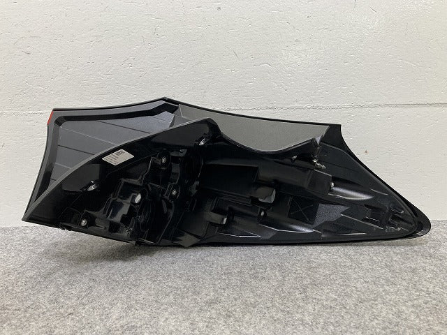ヤリスクロス MXPB10/MXPB15 ハイブリッド/MXPJ10/MXPJ15 純正 左 テールランプ/ライト/ LED 刻印V3 ICHIKOH 52-330 81561-52E60(145414)