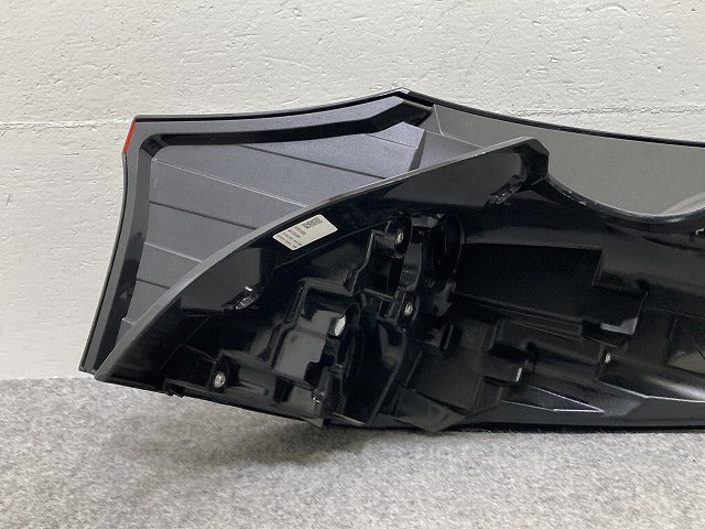 ヤリスクロス MXPB10/MXPB15 ハイブリッド/MXPJ10/MXPJ15 純正 左 テールランプ/ライト/ LED 刻印V3 ICHIKOH 52-330 81561-52E60(145414)