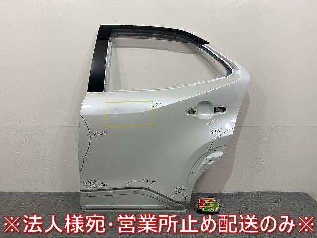 ヤリスクロス MXPB10/MXPB15 ハイブリッド/MXPJ10/MXPJ15 純正 左 リア ドア バイザー付 プラチナホワイトパールマイカ 089 トヨタ(145439)