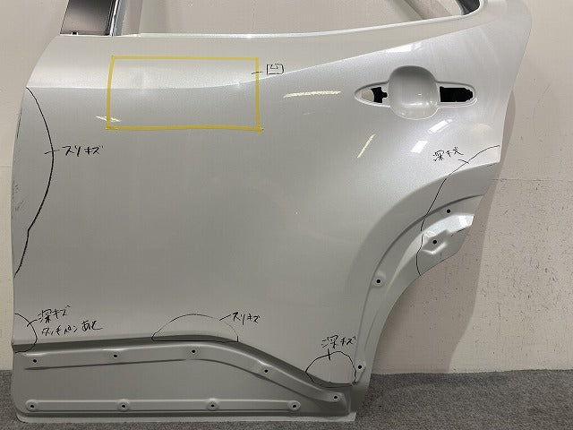ヤリスクロス MXPB10/MXPB15 ハイブリッド/MXPJ10/MXPJ15 純正 左 リア ドア バイザー付 プラチナホワイトパールマイカ 089 トヨタ(145439)