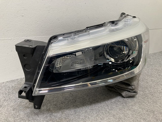 ソリオ バンディット MA26S/MA36S/MA46S 純正 左 ヘッドライト/ランプ レベライザーLED KOITO 100-59332 スズキ(145449)