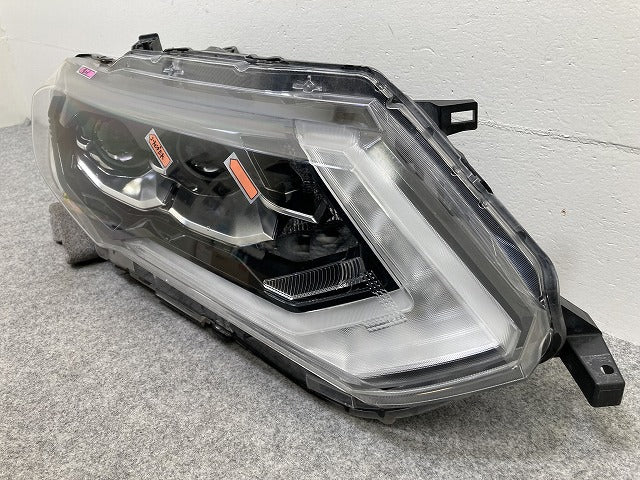 エクストレイル/X-TRAIL T32/NT32/HT32/HNT32 純正 後期 右 ヘッドライト/ランプ LED レベライザー 刻印W KOITO 100-23746 日産(145450)