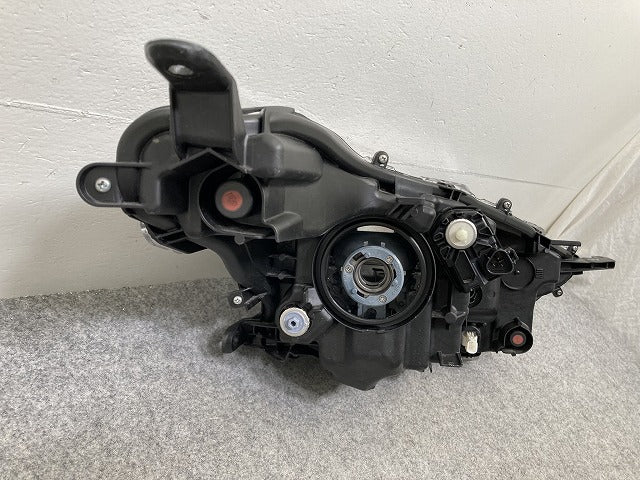 ヤリス KSP210/MXPA10/MXPA15/MXPH10/MXPH15 MXPH14/MXPH17 純正 左 ヘッドライト/レベライザーハロゲン 刻印A5 K0-1 81170-K0010(145481)