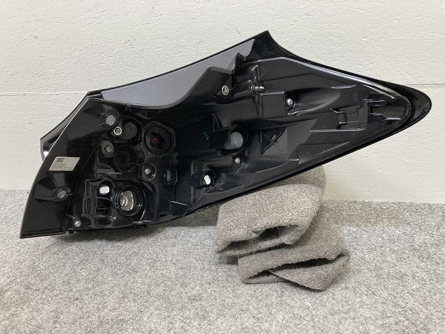 ヤリスクロス MXPB10/MXPB15 ハイブリッド/MXPJ10/MXPJ15 純正 左 テールランプ/ライト/レンズ LED ICHIKOH 52-330 581561-52E60(145482)