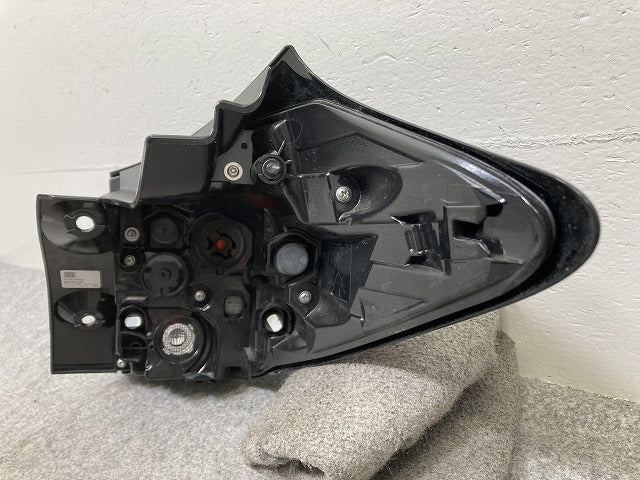 ヤリスクロス MXPB10/MXPB15 ハイブリッド/MXPJ10/MXPJ15 純正 左 テールランプ/ライト/レンズ LED ICHIKOH 52-330 581561-52E60(145482)