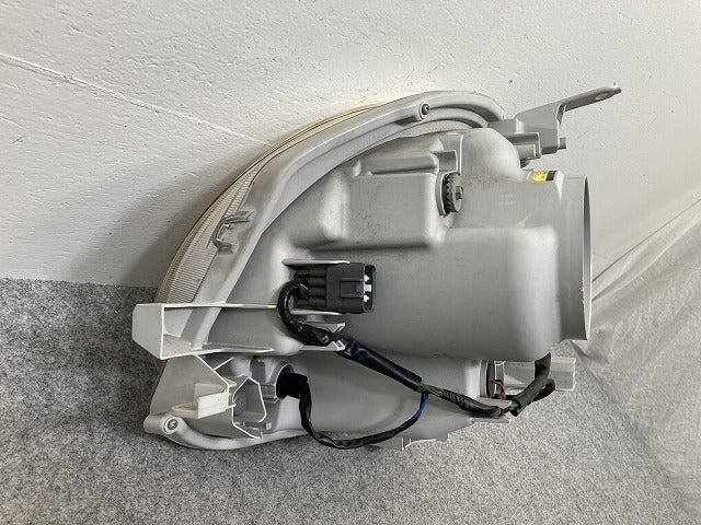 シエンタ NCP81G/NCP85G 純正 後期 右 ヘッドライト/ランプ レベライザーハロゲン KOITO 52-265 81145-52G60 トヨタ(145506)