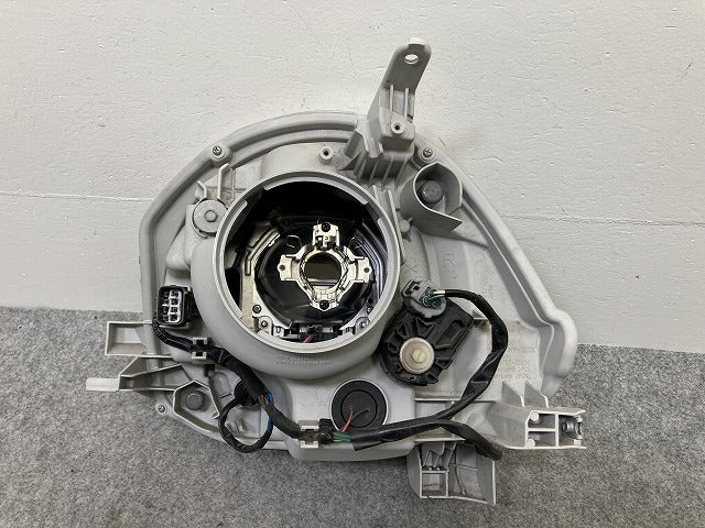 シエンタ NCP81G/NCP85G 純正 後期 右 ヘッドライト/ランプ レベライザーハロゲン KOITO 52-265 81145-52G60 トヨタ(145506)