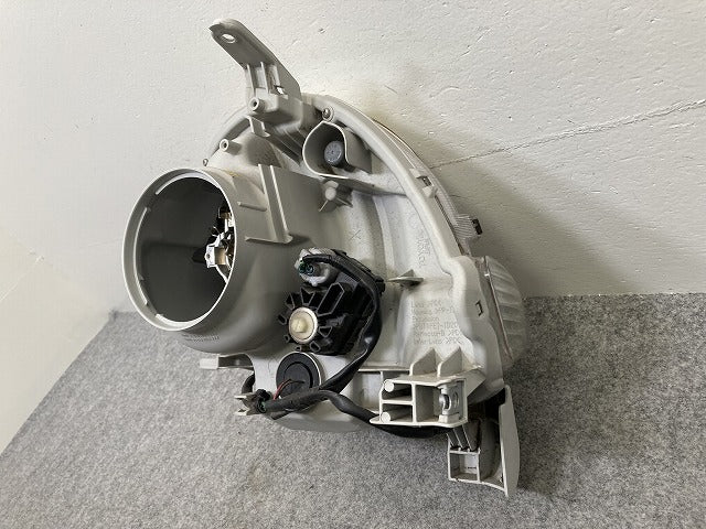 シエンタ NCP81G/NCP85G 純正 後期 右 ヘッドライト/ランプ レベライザーハロゲン KOITO 52-265 81145-52G60 トヨタ(145506)