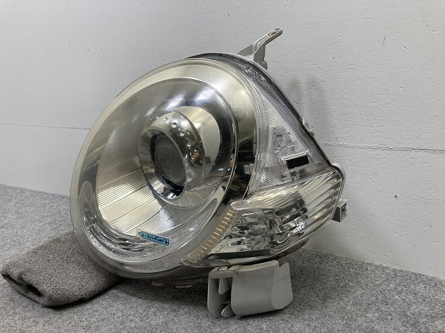 シエンタ NCP81G/NCP85G 純正 後期 左 ヘッドライト/ランプ レベライザーハロゲン KOITO 52-265 トヨタ(145508)