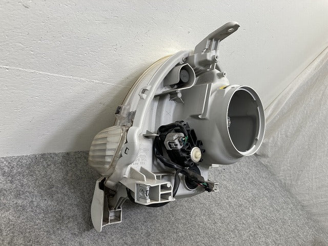 シエンタ NCP81G/NCP85G 純正 後期 左 ヘッドライト/ランプ レベライザーハロゲン KOITO 52-265 トヨタ(145508)