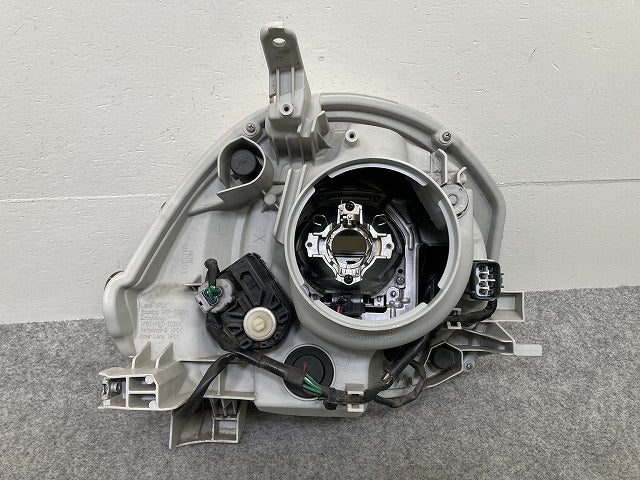 シエンタ NCP81G/NCP85G 純正 後期 左 ヘッドライト/ランプ レベライザーハロゲン KOITO 52-265 トヨタ(145508)