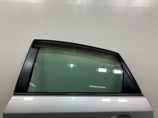 プリウス 30系/ZVW30 純正 左 リア ドア ガラス内張りバイザー付 シルバーメタリック 1F7 トヨタ(145526)
