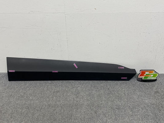 ヤリスクロス MXPB10/MXPB15 MXPJ10/MXPJ15 純正 右 フロント ドア サイドパネルマッドガード 75073-52030 素地 トヨタ(145531)