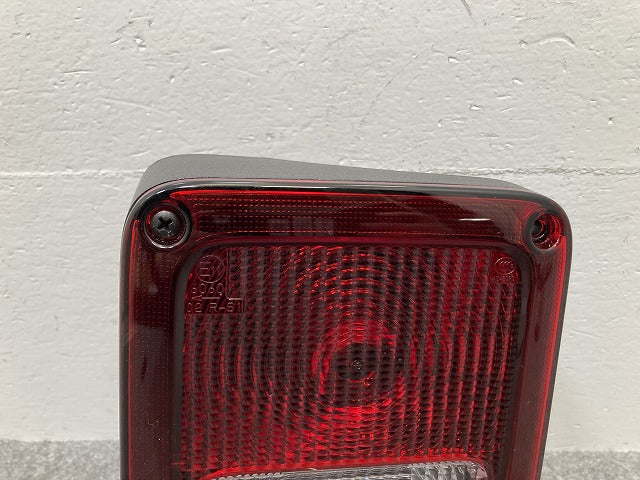 新品!ジープ ラングラー JK36S 純正 左 テールランプ/ライト/レンズ ハロゲン 55078147AG クライスラー(145654)